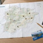 Mapa tras Andory na stole z zaznaczonymi połączeniami między sektorami i akcesoriami do planowania